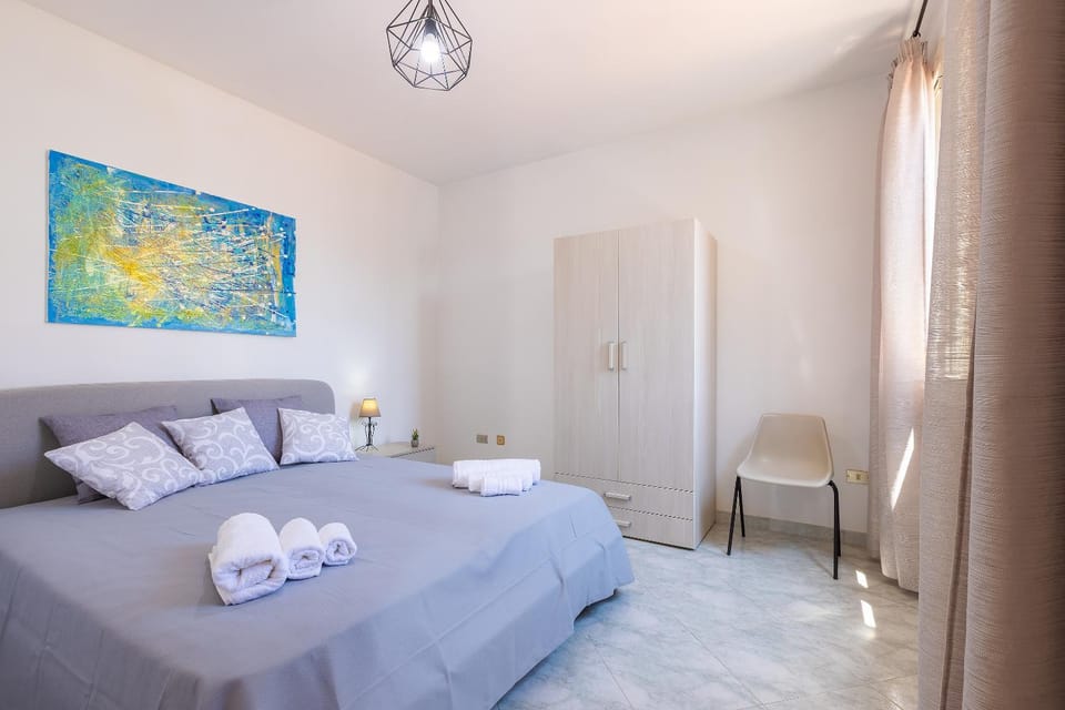 Bed, Photo of the whole room, Bedroom, towels, wardrobe
