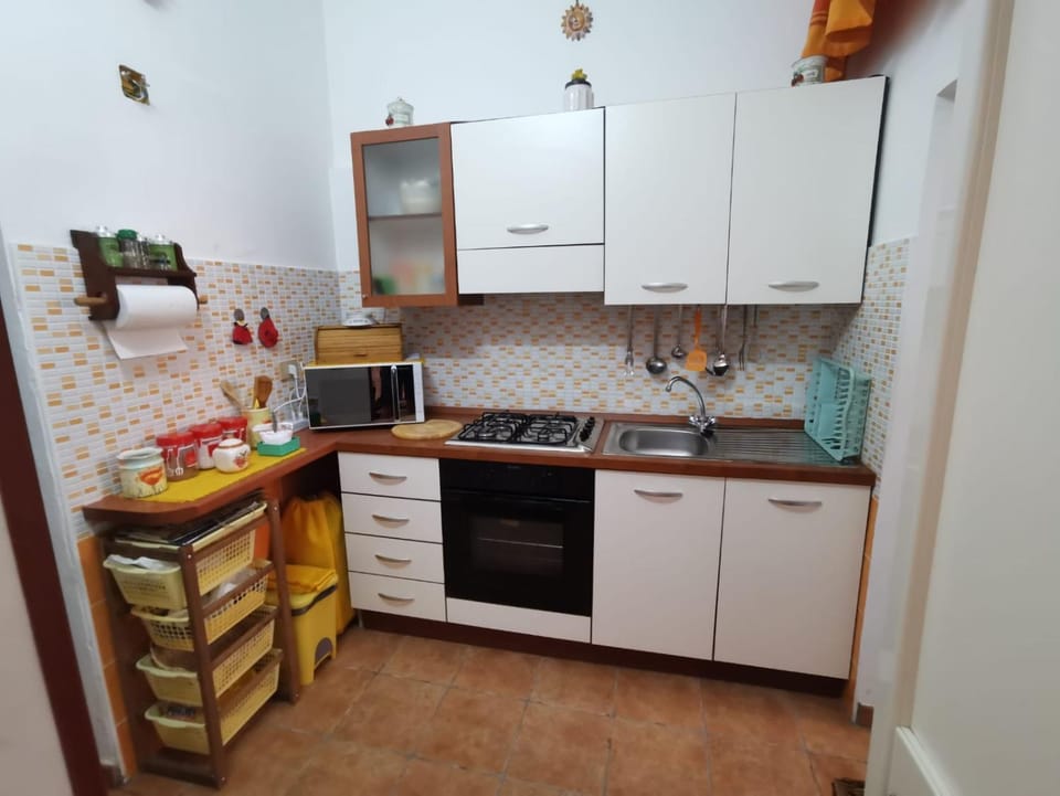 Kitchen or kitchenette, minibar, oven, stove