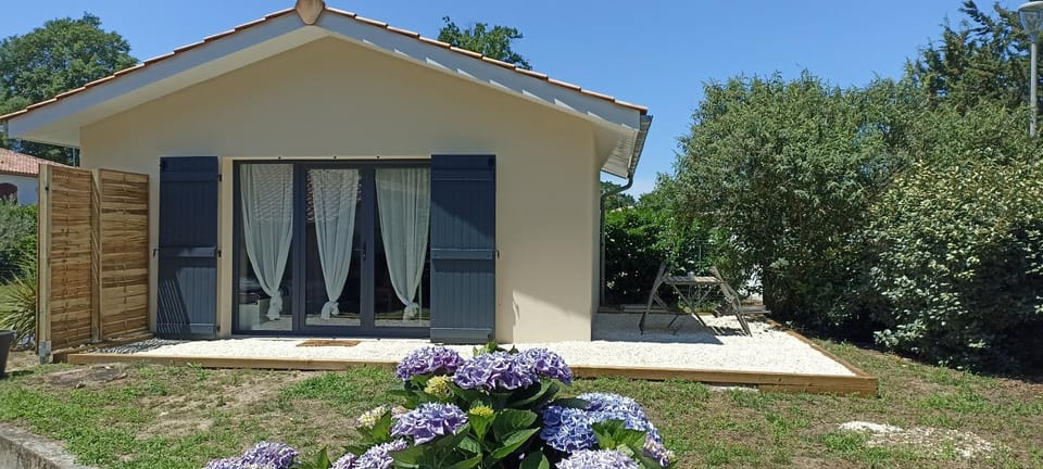 Sous l'arbre aux papillons House in Nouvelle-Aquitaine