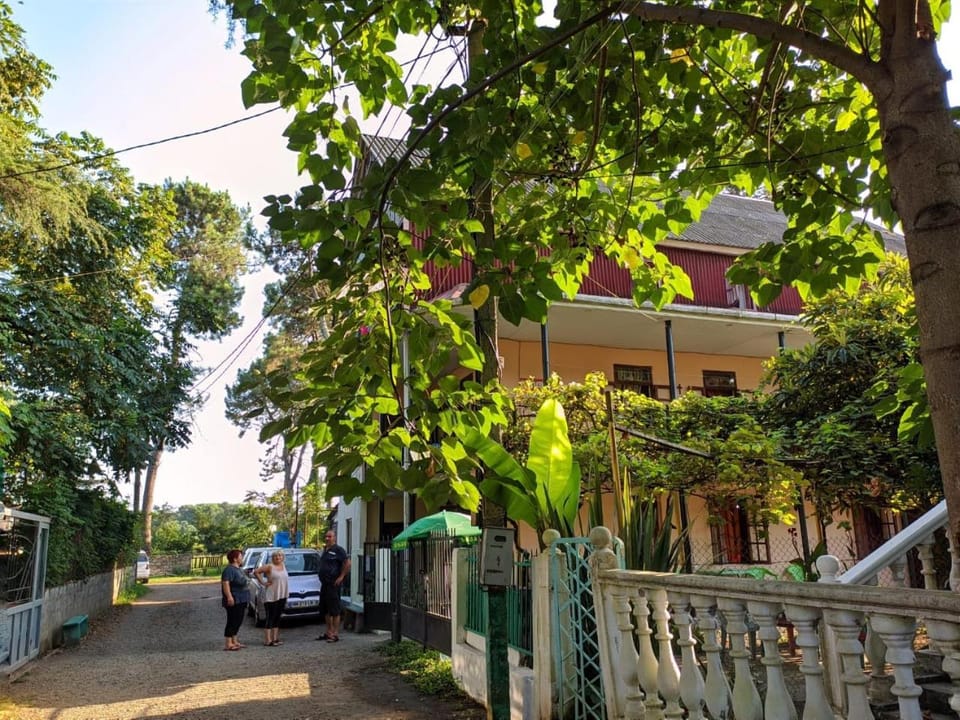 Property building, Day, Neighbourhood, Street view, Location, Parking