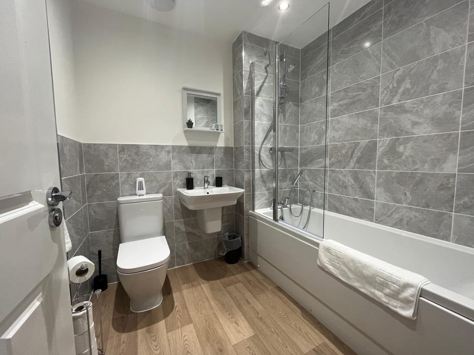 Shower, Toilet, Bathroom, Bath, towels