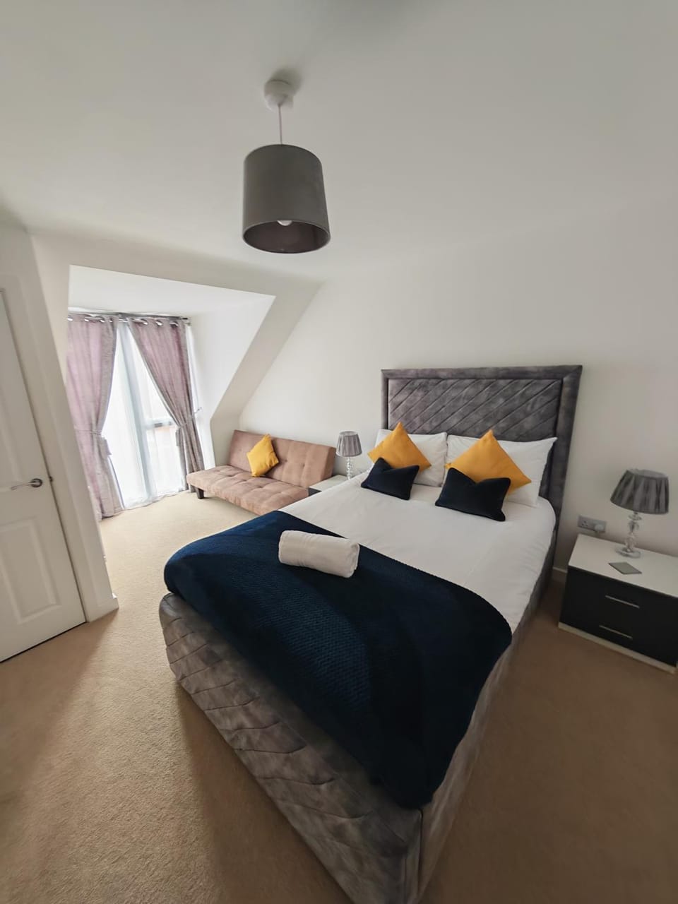 Bed, Bedroom, towels