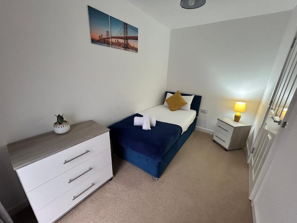 Bed, Photo of the whole room, Bedroom, towels