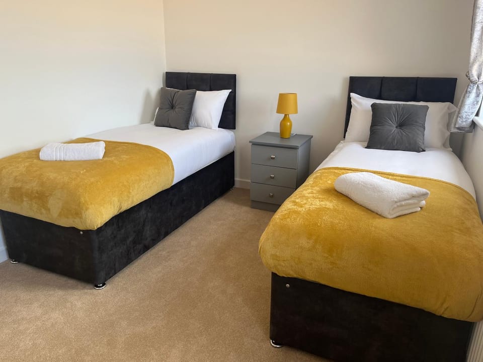 Bed, Bedroom, towels