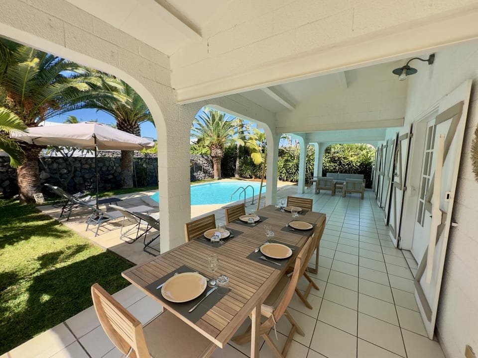 Patio, Garden, Dining area, Swimming pool