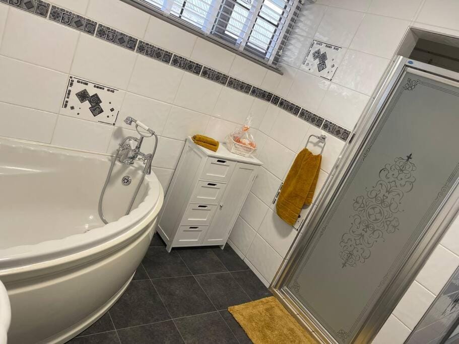 Spacious 1 bed bungalow located on a Gower Sheep Farm House in Ilston