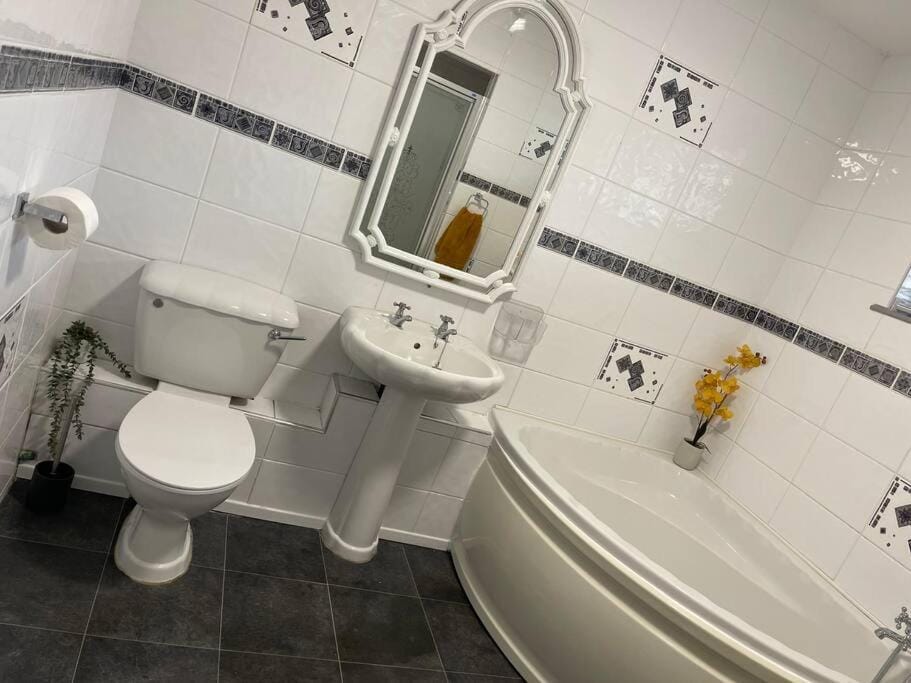 Spacious 1 bed bungalow located on a Gower Sheep Farm House in Ilston