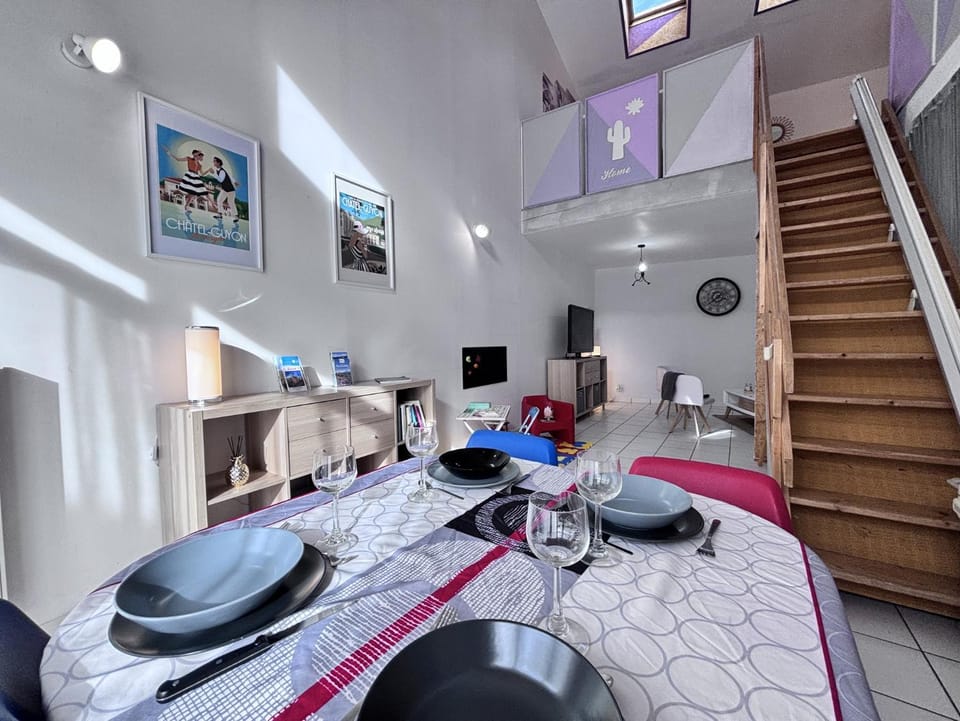 TV and multimedia, Seating area, Dining area