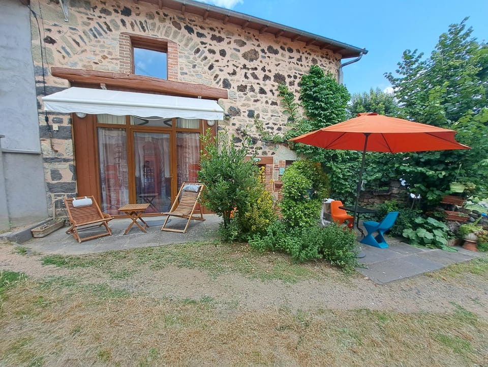 Property building, Patio, Facade/entrance, Spring, Day, Garden, Dining area, Garden view