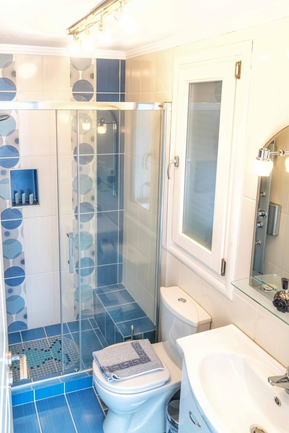 Shower, Toilet, Bathroom, towels