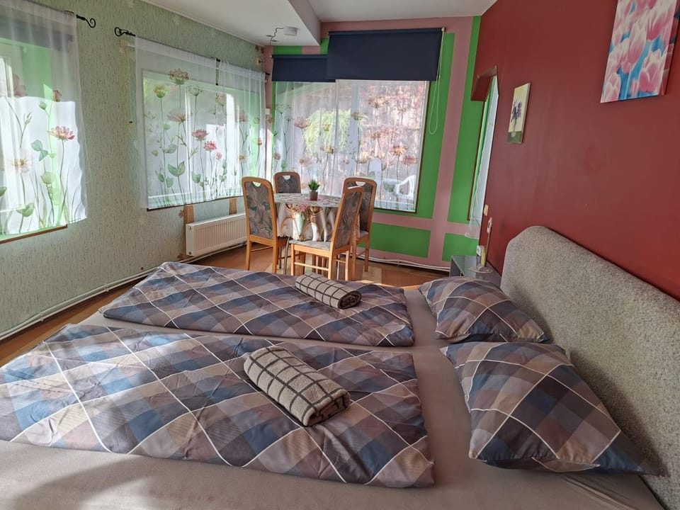 Bed, Dining area, Bedroom