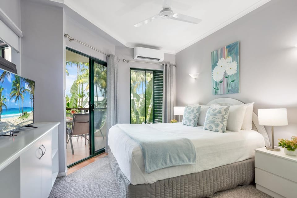 Bed, TV and multimedia, Balcony/Terrace, Bedroom, fireplace, wardrobe, air conditioner