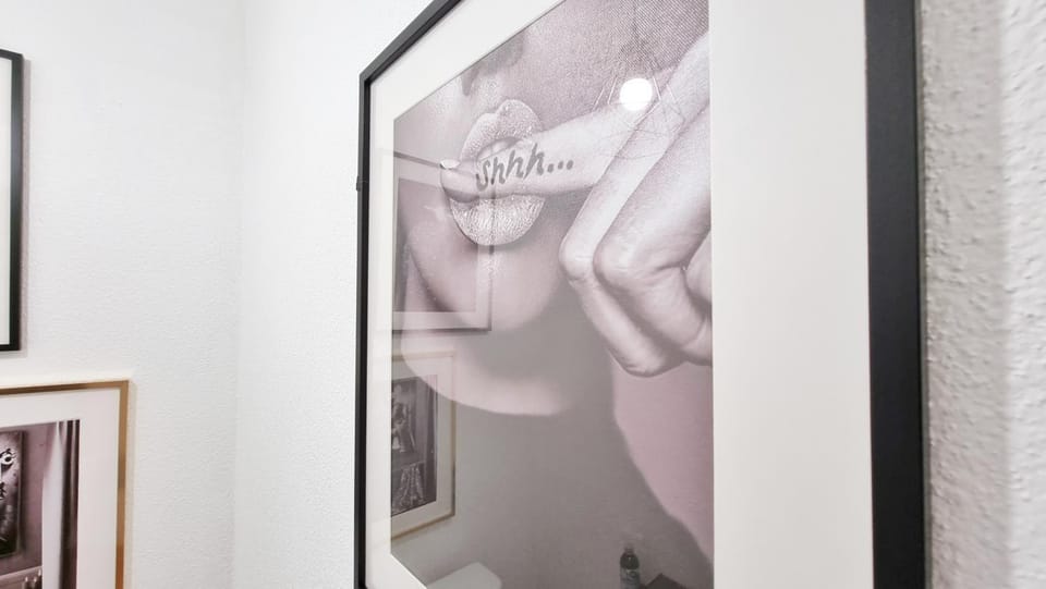Toilet, Decorative detail