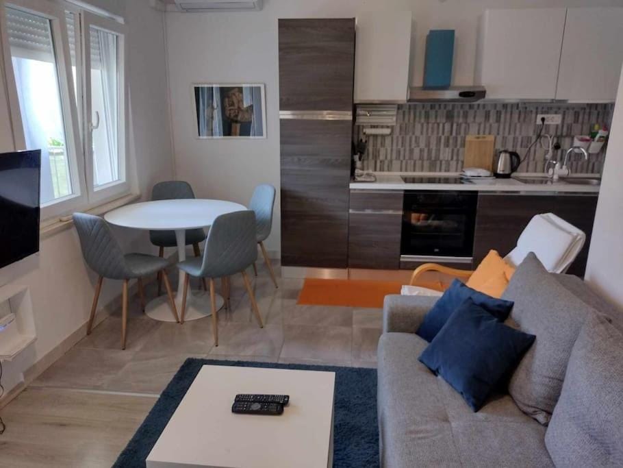 Kitchen or kitchenette, Living room