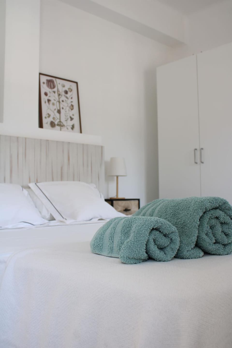 Bed, towels