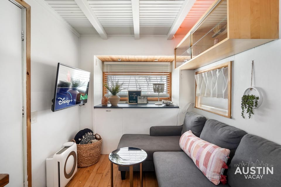 HGTV Featured Tiny Home w Hot Tub Near East 6th St Apartment in Austin
