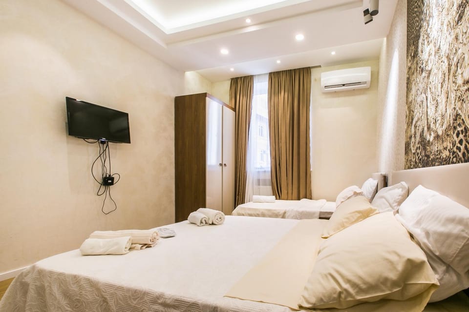Bed, TV and multimedia, Bedroom, towels, air conditioner