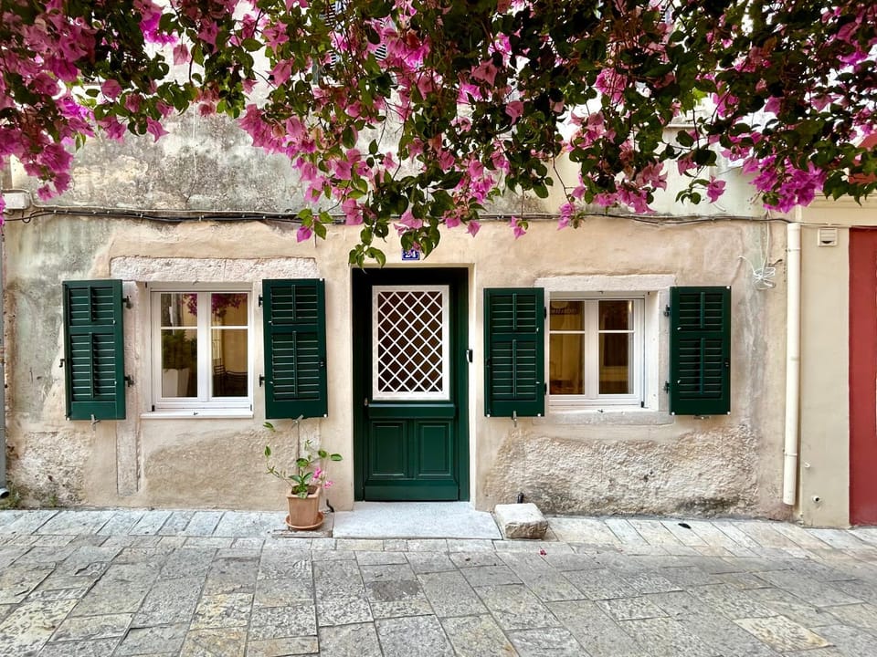 Property building, Facade/entrance, Day