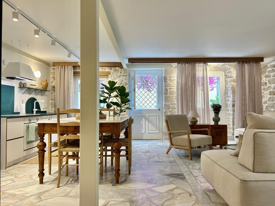 Kitchen or kitchenette, Living room, Seating area, Dining area, pet friendly, stove