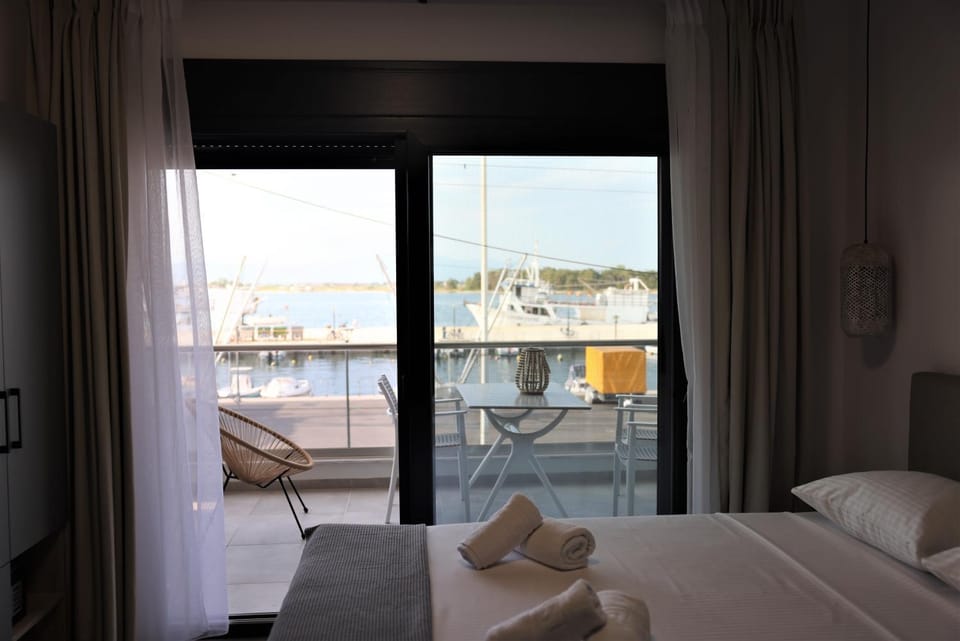 Bed, Natural landscape, View (from property/room), Balcony/Terrace, Lake view, Sea view