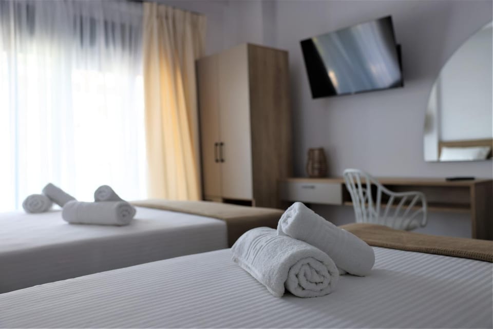 Bed, TV and multimedia, Photo of the whole room, Bedroom, towels
