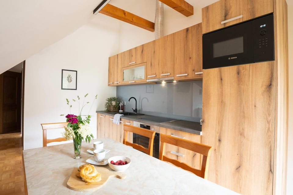 Kitchen or kitchenette, Dining area, minibar, stove