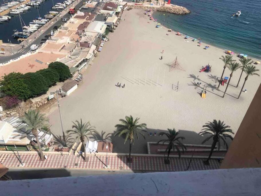 PRIMERA LÍNEA DE PLAYA, LA ARENA A TUS PIES Apartment in Aguadulce