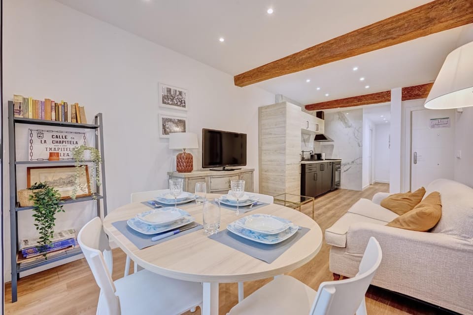 TV and multimedia, Living room, Seating area, Dining area