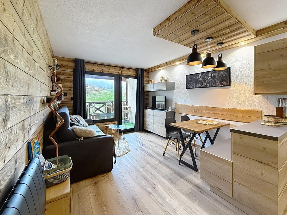 Living room, Seating area, Mountain view