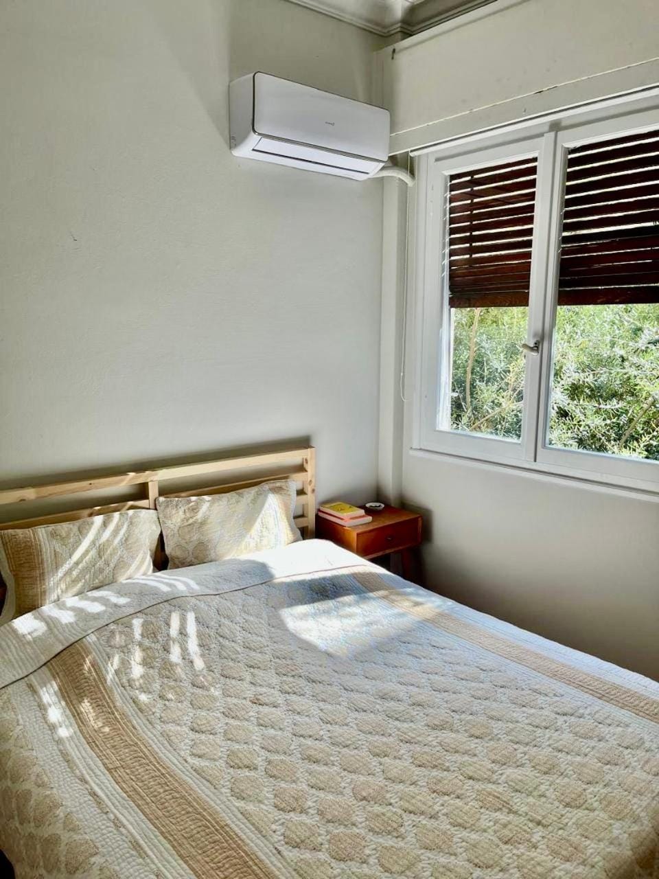 Bed, Bedroom, air conditioner