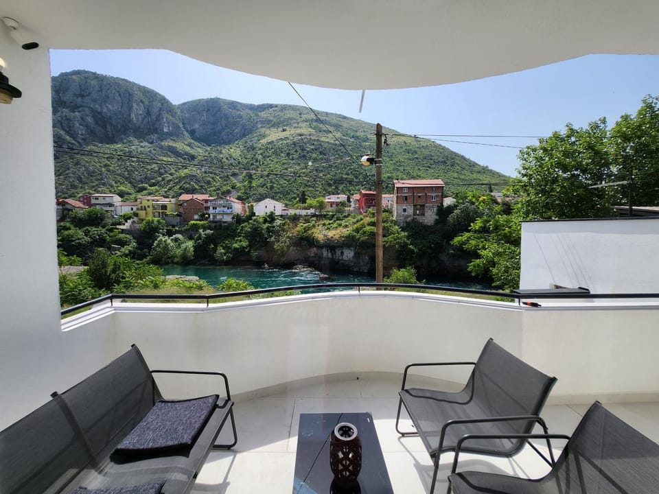 Patio, Natural landscape, Balcony/Terrace, Seating area, Mountain view