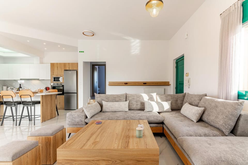 Kitchen or kitchenette, Living room, Seating area, Dining area, minibar, stove