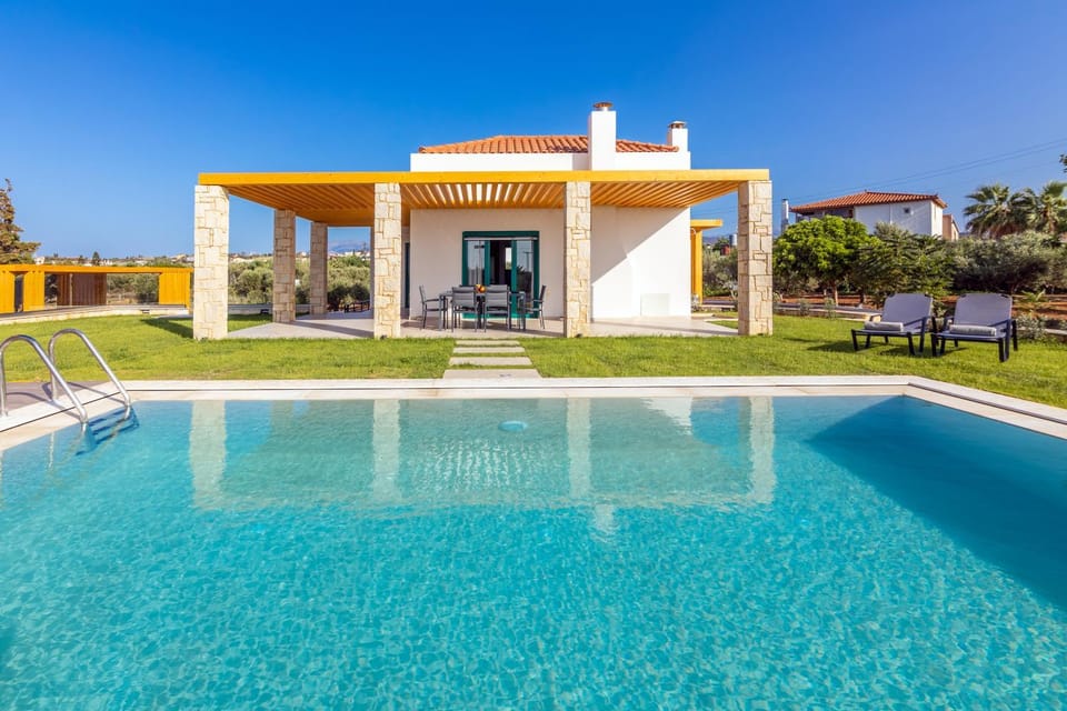 Property building, Patio, Day, Garden, Garden view, Pool view, Swimming pool, sunbed
