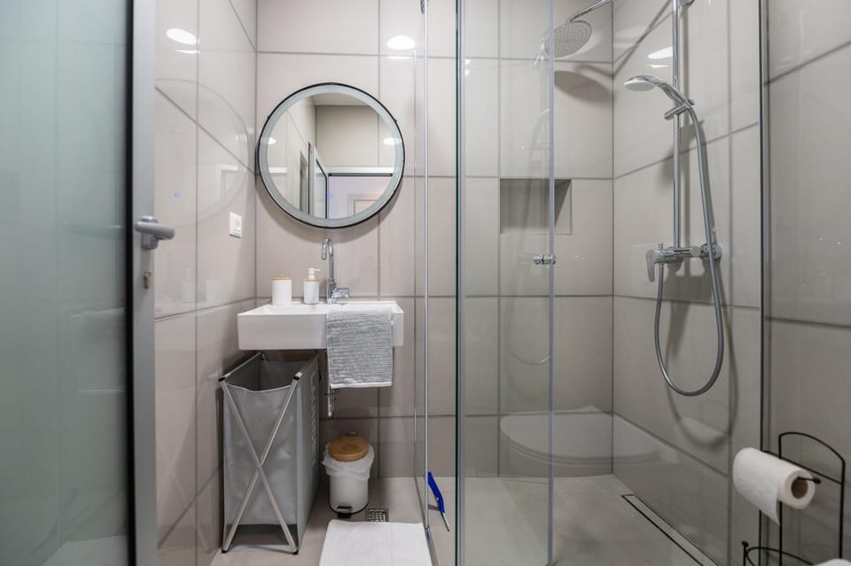 Shower, Toilet, Bathroom, towels