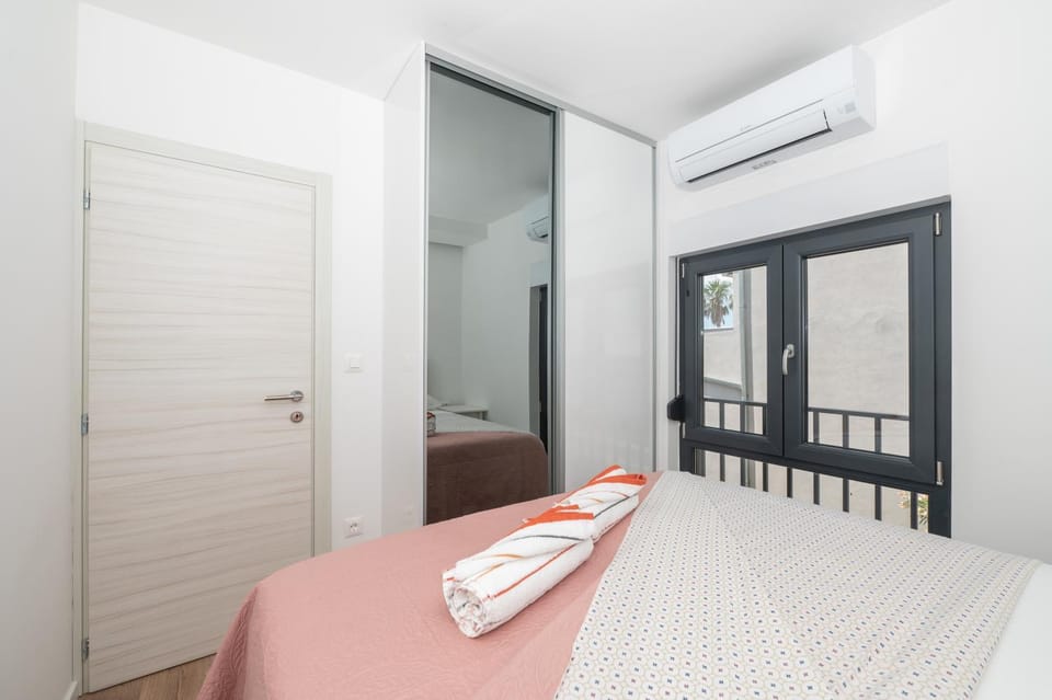 Bed, Bedroom, towels, wardrobe, air conditioner