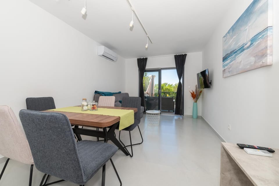 Communal lounge/ TV room, TV and multimedia, Living room, Seating area, Dining area, air conditioner