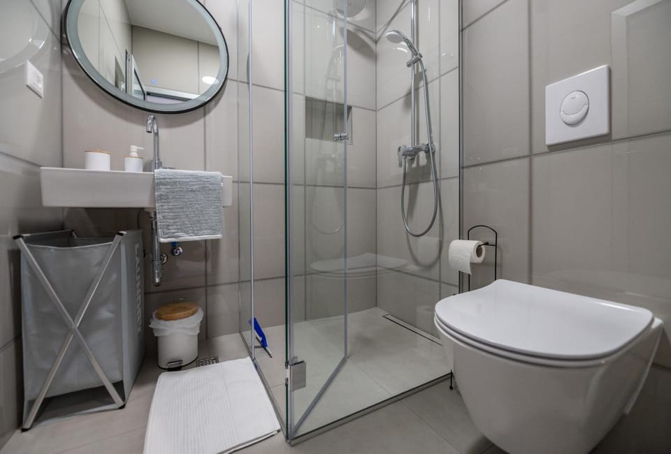 Shower, Toilet, Bathroom, towels
