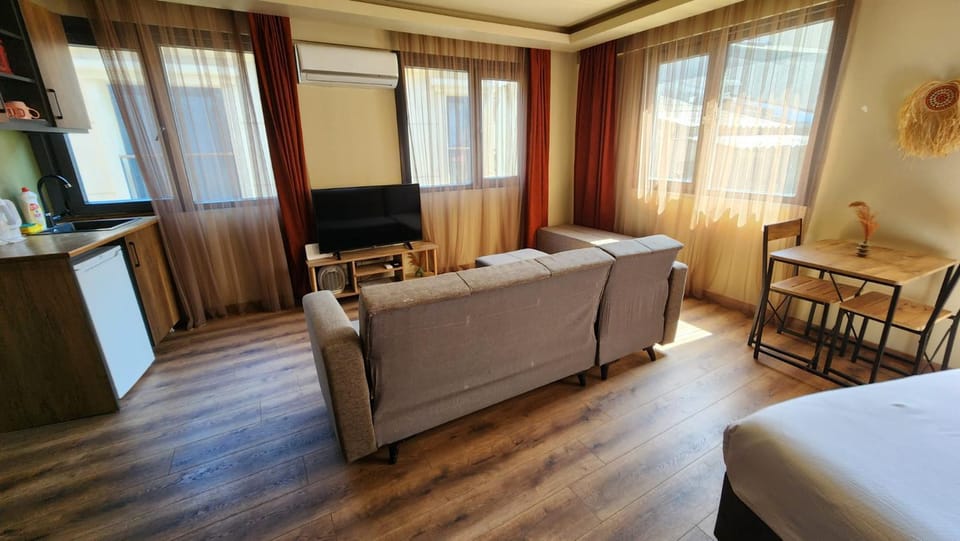 TV and multimedia, Living room, Dining area, Bedroom