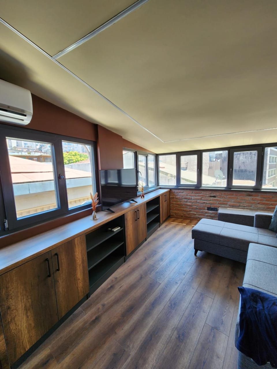 TV and multimedia, Seating area, air conditioner