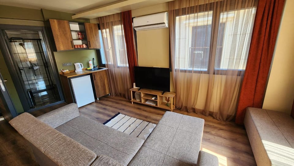 Communal lounge/ TV room, TV and multimedia, Kitchen or kitchenette, Living room, Dining area