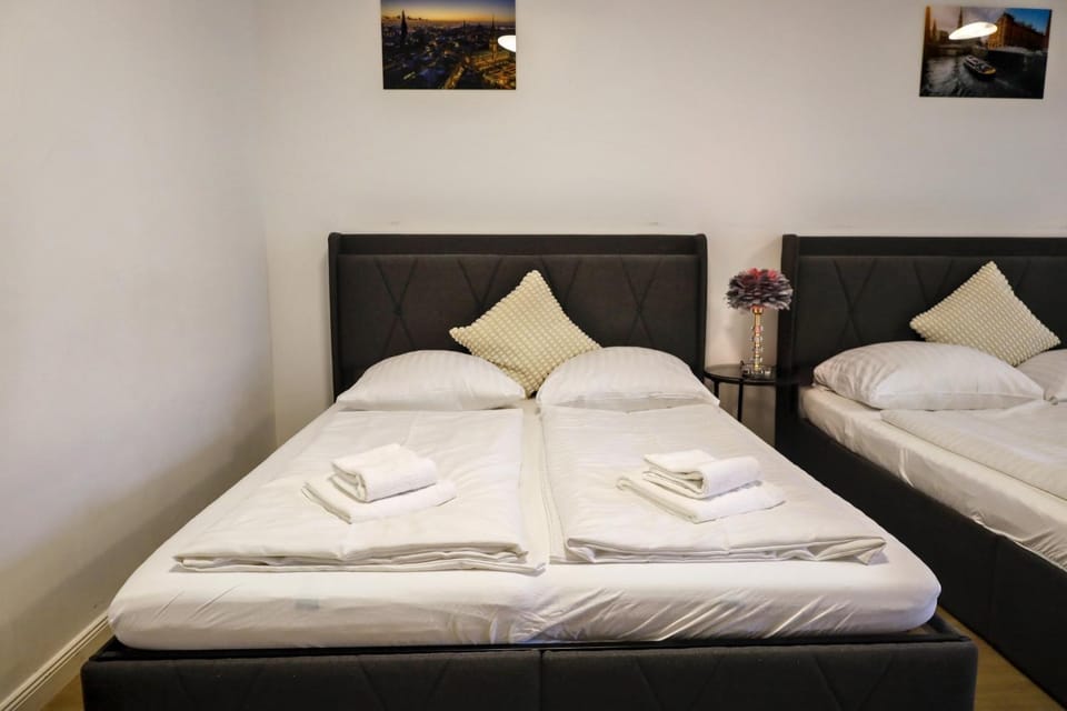 Bed, Decorative detail, Bedroom, towels