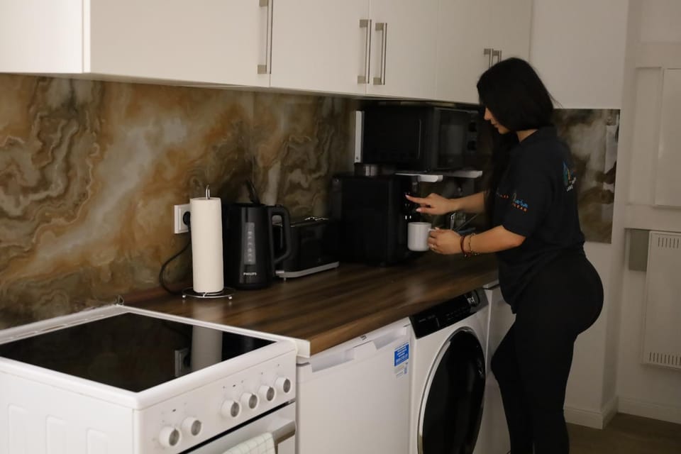 Coffee/tea facilities, Kitchen or kitchenette, dishwasher, microwave, oven, stove, toaster, washing machine, washing machine