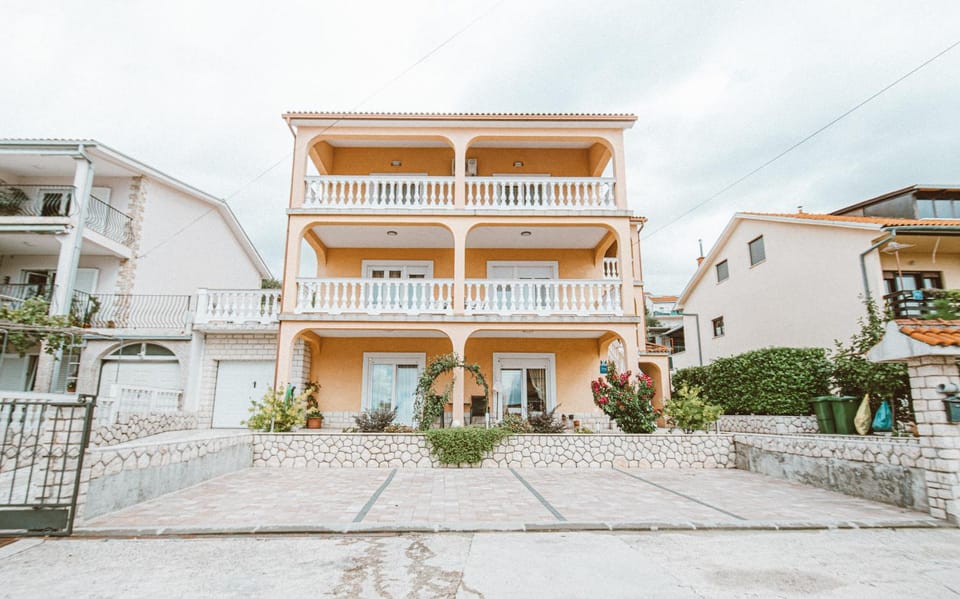 Property building, Facade/entrance, Balcony/Terrace