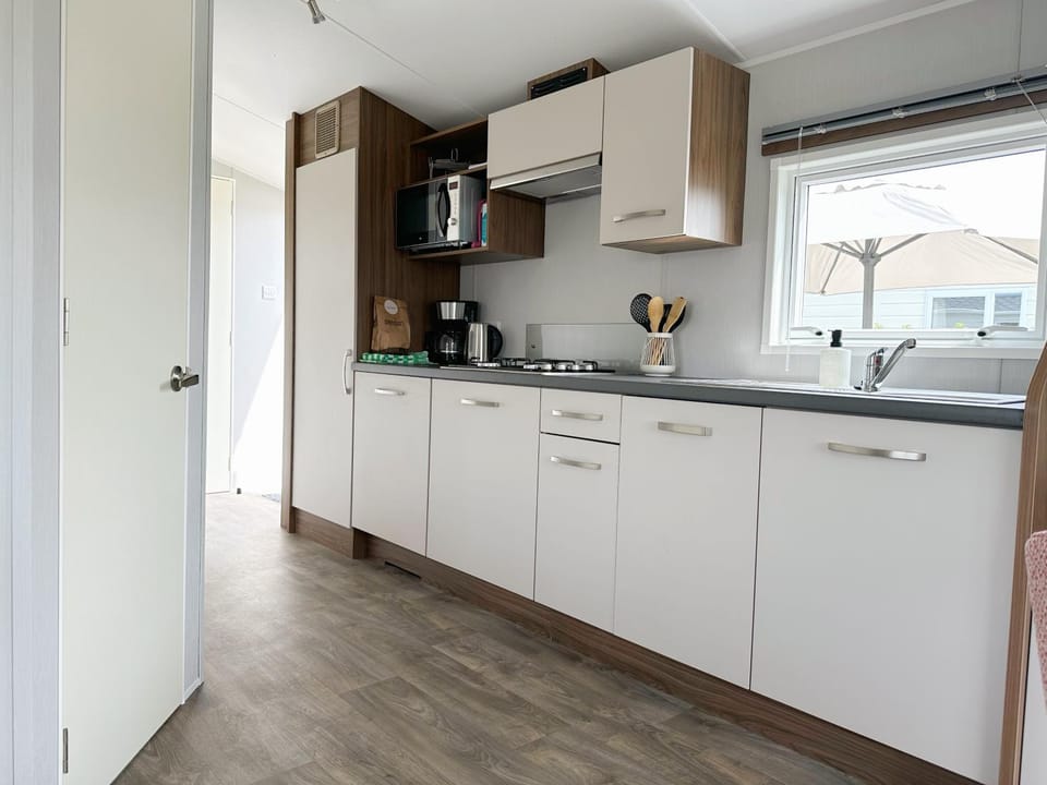 Kitchen or kitchenette, dishwasher, minibar