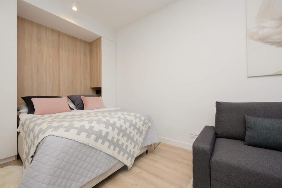 Bed, Living room, Photo of the whole room, Seating area, Bedroom
