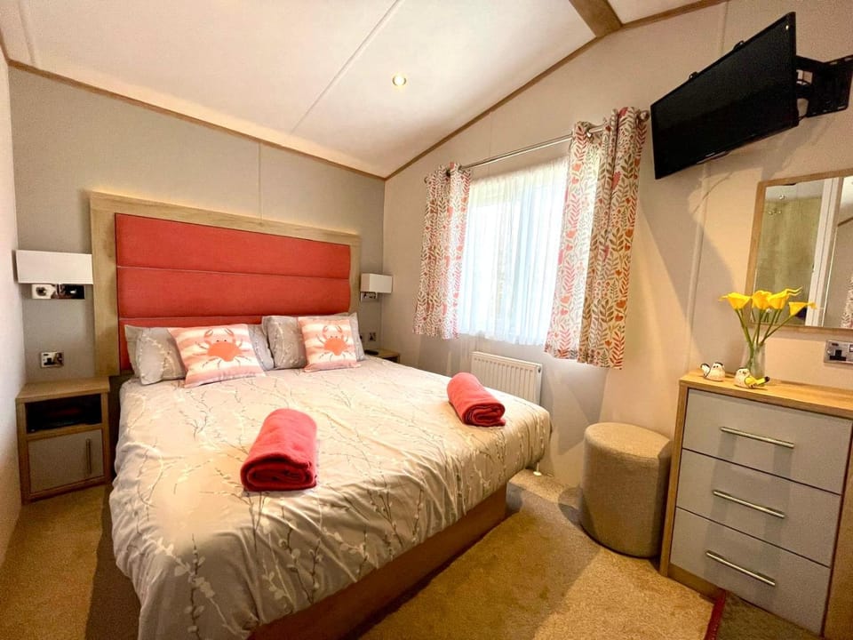 Bed, TV and multimedia, Photo of the whole room, hair dresser, towels, wardrobe