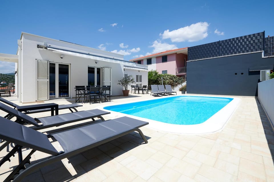 Patio, Pool view, Swimming pool, sunbed
