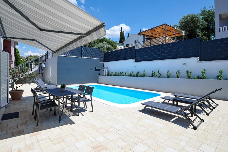 Patio, Swimming pool, sunbed