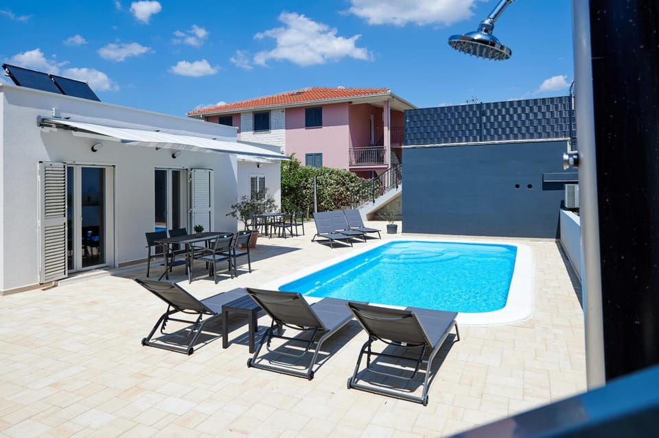 Patio, Swimming pool, sunbed