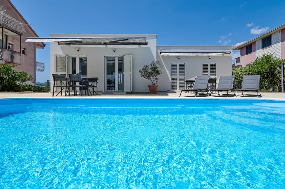 Property building, Patio, Pool view, Swimming pool, sunbed